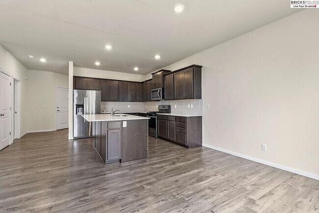 Building Photo - Puyallup Gem: Comfort and Style Combined!