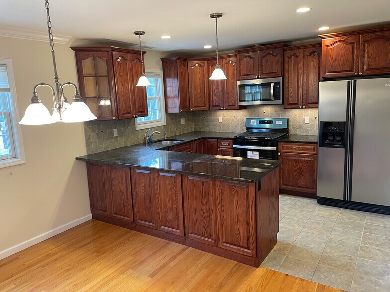 Building Photo - 292 Hemlock Ter