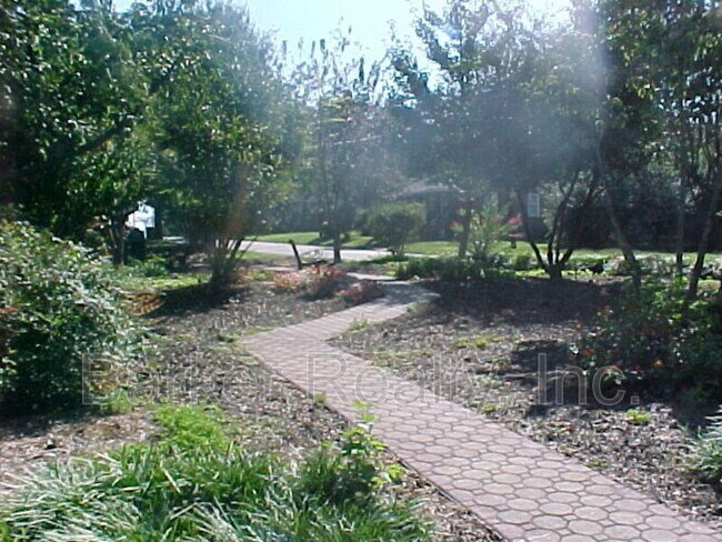 Building Photo - 1602 Pender St