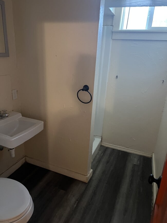 Building Photo - 921 E 8th Ave