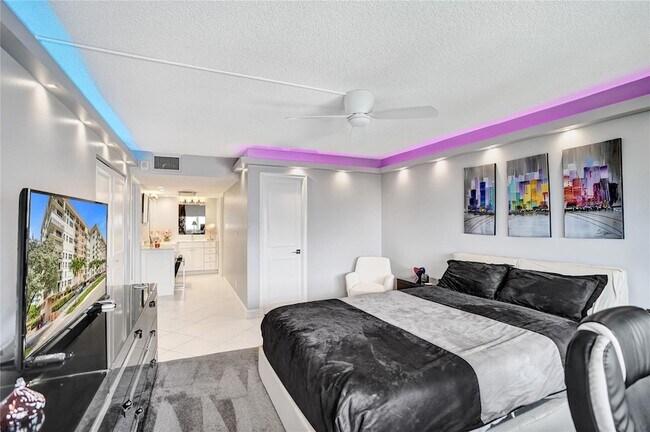 Building Photo - 1150 Hillsboro Mile Unit 1016