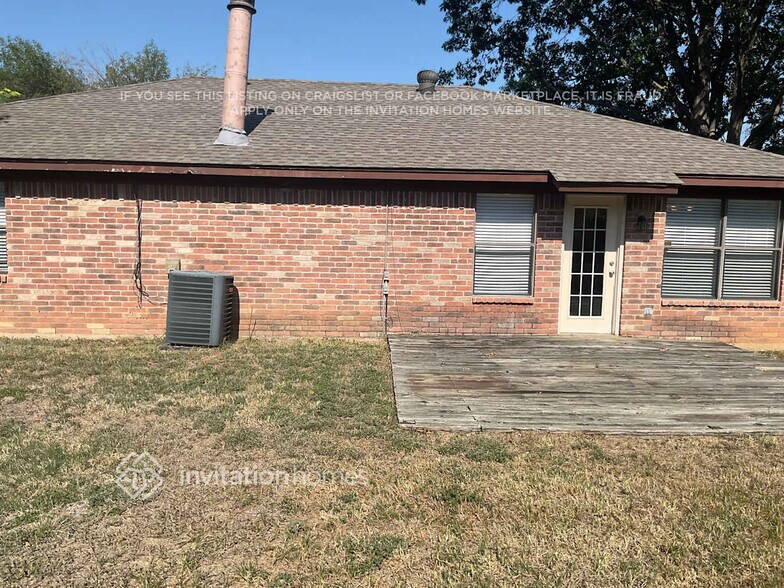 Building Photo - 1229 N Creek Dr