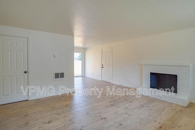 Building Photo - 10412 NE 71st St