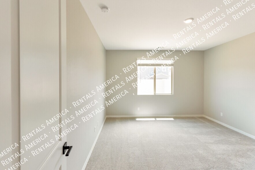 Building Photo - 36033 W San Clemente Ave