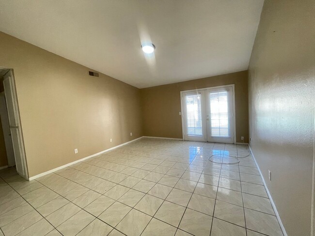 Building Photo - 3 BEDROOM 2 BATHROOM BEAUTIFUL HOUSE WITH ...