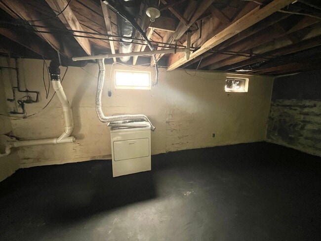 Building Photo - Cozy 2 Bedrm/1 Bath Home in Dunbar! Covered Front Porch. Double Pane Windows.