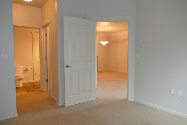 Building Photo - Spacious 1 Bedroom + Office in Desirable G...