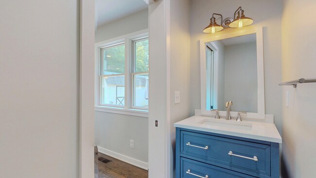 Building Photo - Updated Cape-Style Home Near Sherwood & Si...