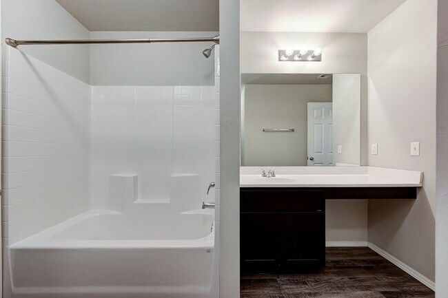 Building Photo - Beautiful 4BD/2BTH with a 2 car garage in ...