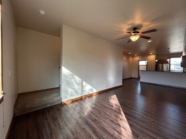 Building Photo - Upgraded 2 Bed, 1.5 Bath Townhouse with St...