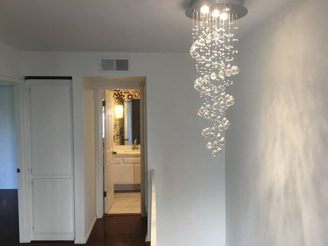 Building Photo - 1705 Cam De Villas