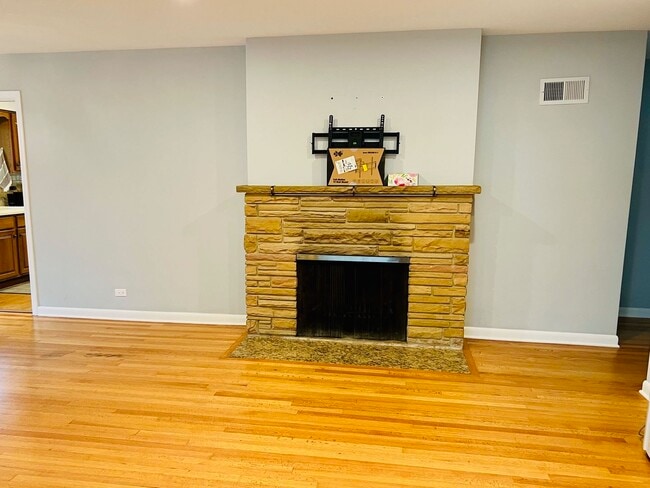 Building Photo - 835 S La Londe Ave