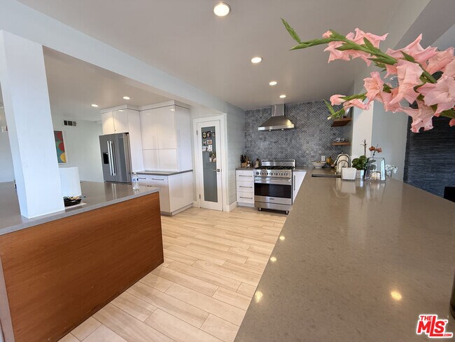 Building Photo - 200 Larsson St