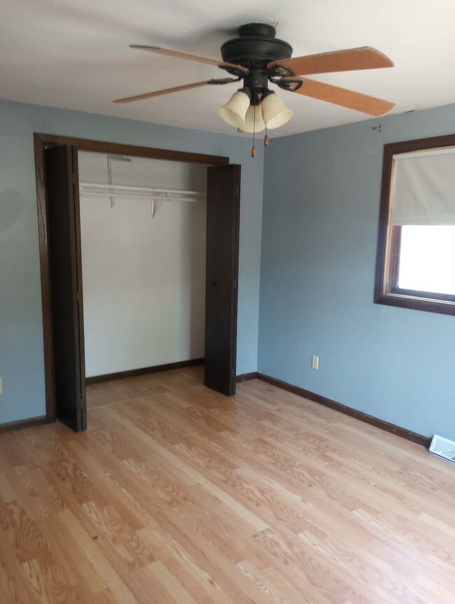 Building Photo - Nice 3 bed 1 bath house with large garage and basement!!!
