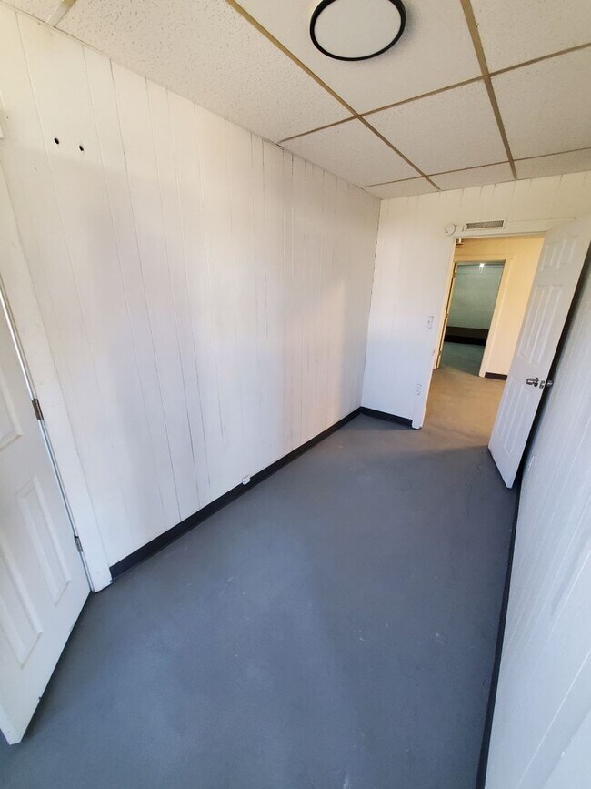 Building Photo - FOR RENT- Large UNIQUE open layout single ...