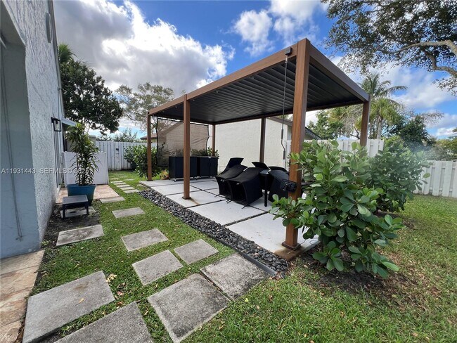 Building Photo - 13721 Newport Manor