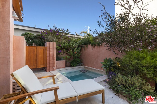 Building Photo - 812 Brooks Ave