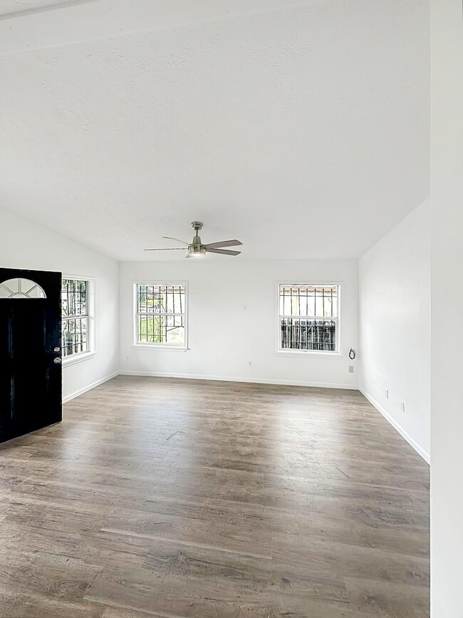 Building Photo - 11914 Kingslake Forest Dr