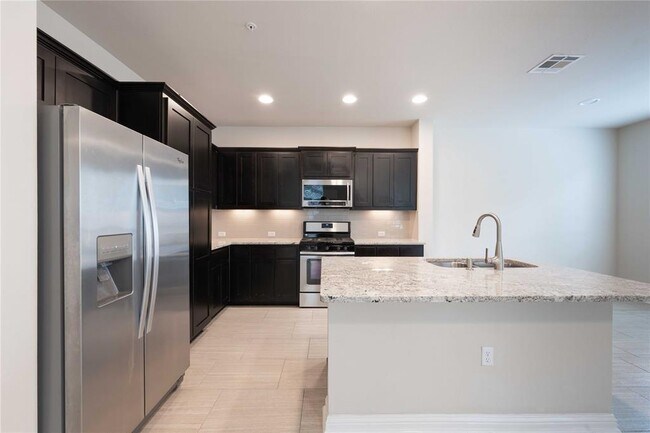 Building Photo - 13800 Lyndhurst St