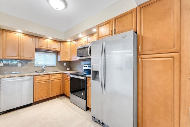 Building Photo - 9811 N Hollybrook Lake Dr