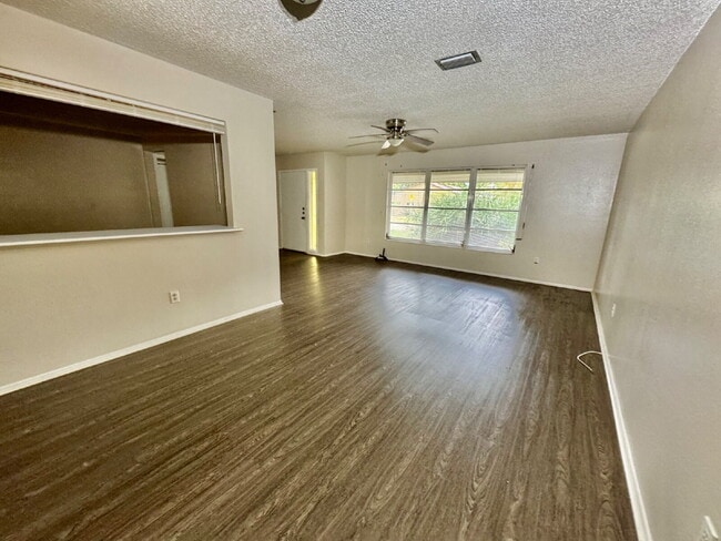Building Photo - "Charming 2-Bed, 2-Bath Retreat in Palm Ha...