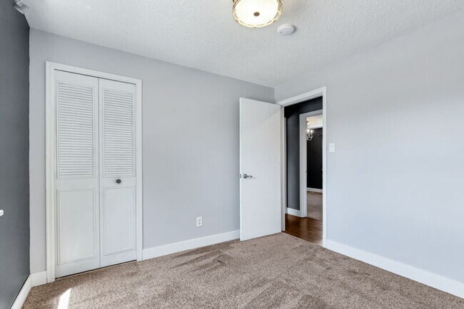 Building Photo - 5851 W 111th Pl