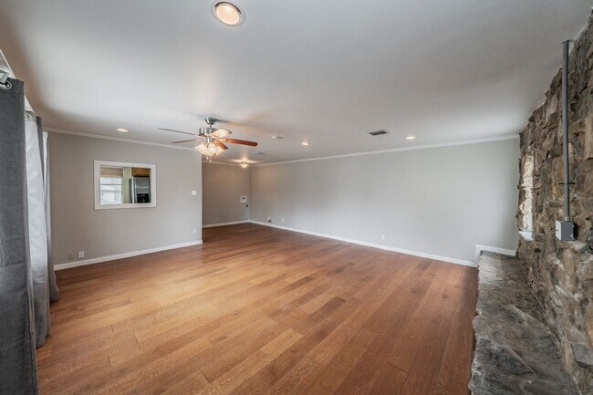 Building Photo - Updated home in Arlington Heights!