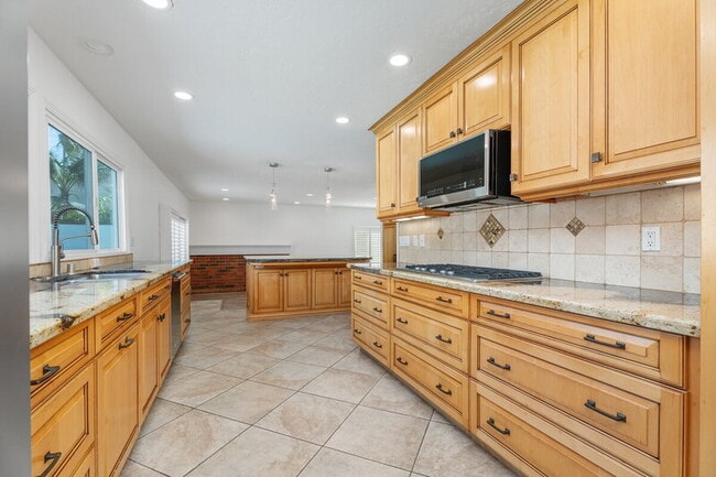 Building Photo - 8591 Naples Dr