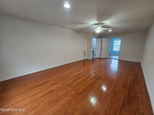 Building Photo - 109 Penquin Pl