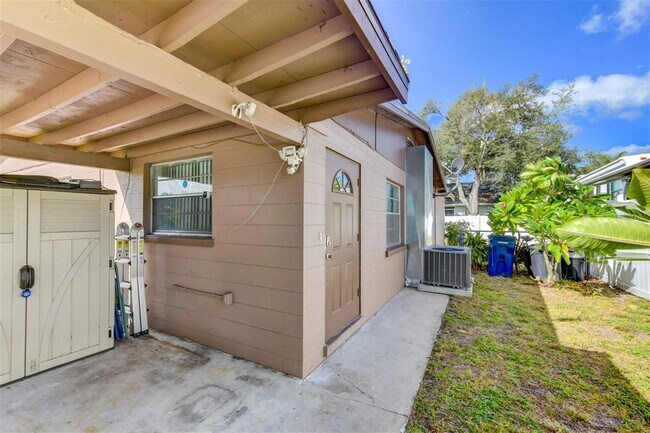 Entry, AC unit less then 5 Years Old - 5318 17th St W