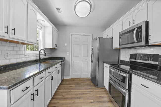 Building Photo - 1644 Cedar Springs Cir