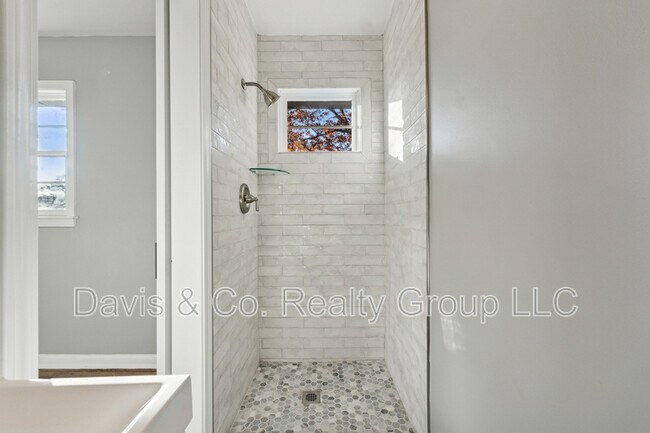 Building Photo - 2385 Tilson Rd