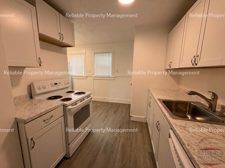 Building Photo - 215 N 6th Ave