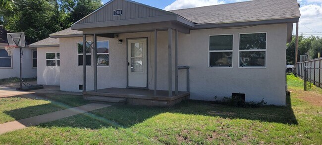 Building Photo - GREAT LARGE HOME