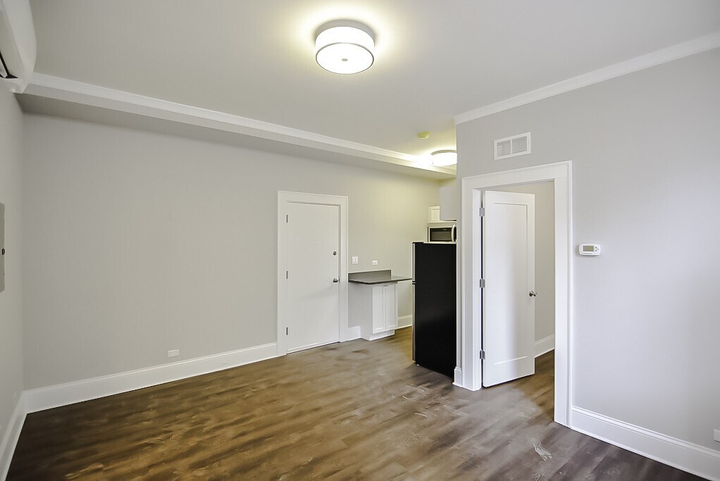 Building Photo - 817 W Lakeside Pl