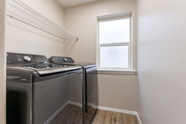 Building Photo - 4 bedroom/2.5 bathroom available in SE Portland