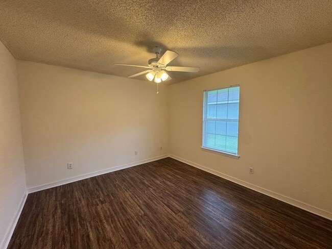 Building Photo - Move In Special 1/2 Off 1st Months Rent! 4...