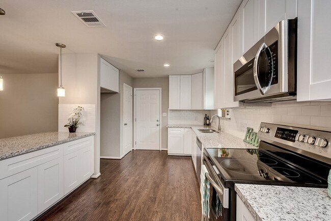 Building Photo - 158 Bluebonnet St