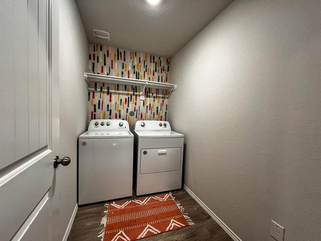 Building Photo - 310 Comal Dr