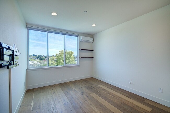 Building Photo - 3Bd/1.5Ba Seattle Townhouse