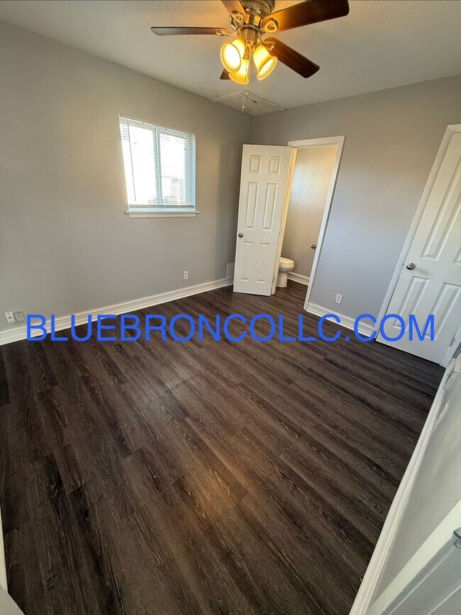 Building Photo - 4100-4102 NE 43rd Ter