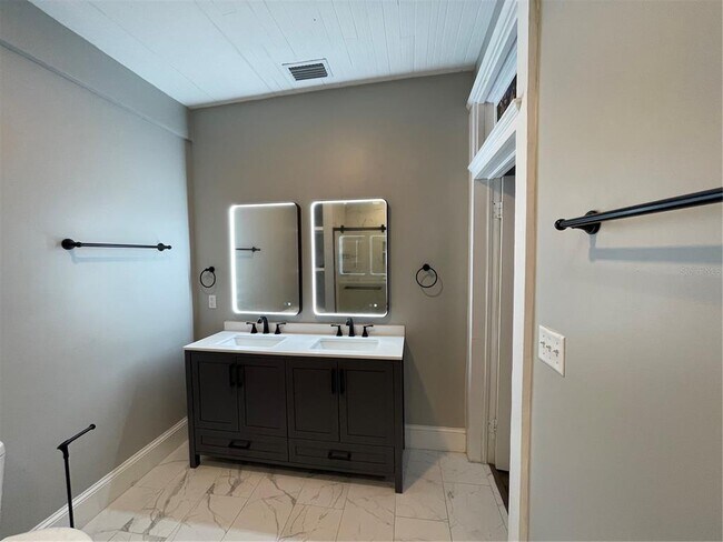 Building Photo - 1932 W Spruce St