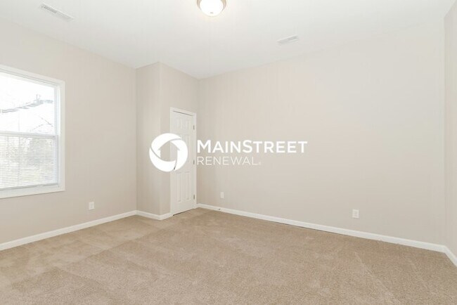Building Photo - 4 Bedroom Pet-Friendly Home in Louisville, KY with Main Street Renewal