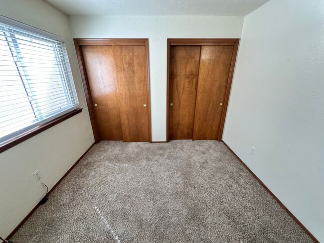 Building Photo - 2 Bedroom 2 Bath Townhome w/2 Car Garage and Refrigerated Air