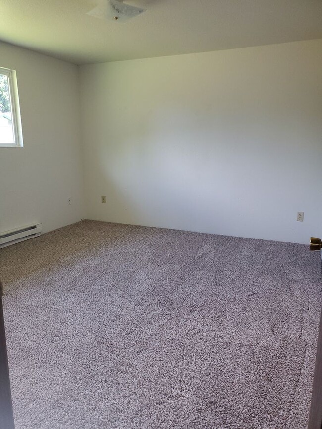 Building Photo - 2 bed 1 bath Duplex