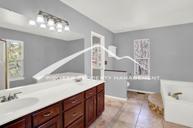 Building Photo - 5 bedroom, 3.5 bath home in North West Colorado Springs