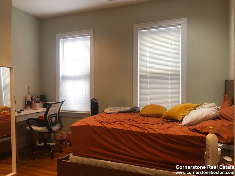 Building Photo - 148 Hillside St