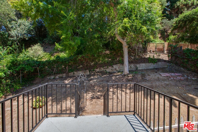 Building Photo - 10309 Chrysanthemum Ln