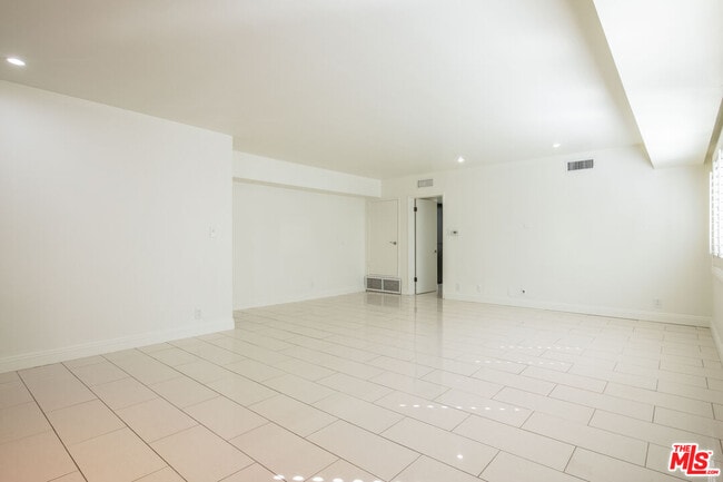 Building Photo - 148 S Reeves Dr
