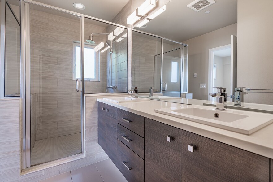 Building Photo - Welcome Home Modern Townhome in the heart of Freemont